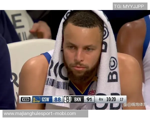 库里罚球失误引发观众欢呼随后命中并调侃现场气氛 库里罚球失误引发观众欢呼随后命中并调侃现场气氛