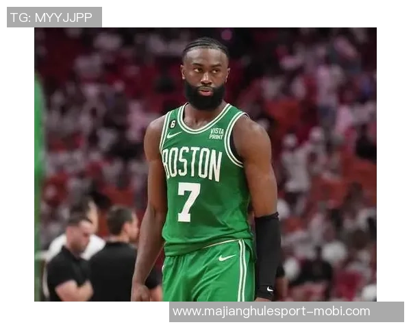 杰伦布朗谈第三节被撤下先发感到不满但尊重教练的战术选择